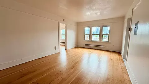 561 Aloha St, Seattle, WA 98109