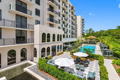 2555 NE 179th St, Miami, FL 33162 photo 2