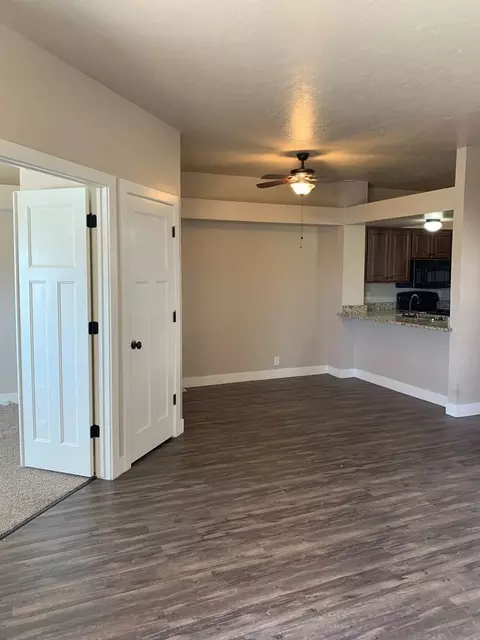 6140 S Vine Park Dr, Murray, UT 84121