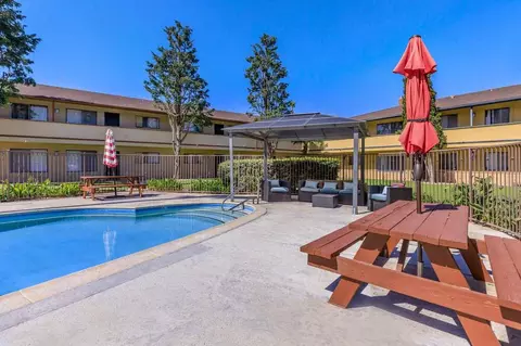 2833 N Bristol St, Santa Ana, CA 92706
