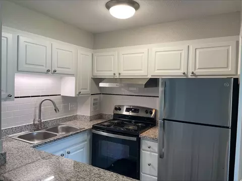 8 Lakeview Gdns, Natick, MA 01760
