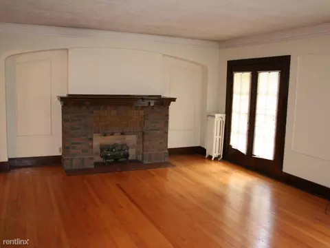 950 N Main St, Rockford, IL 61103 photo 2