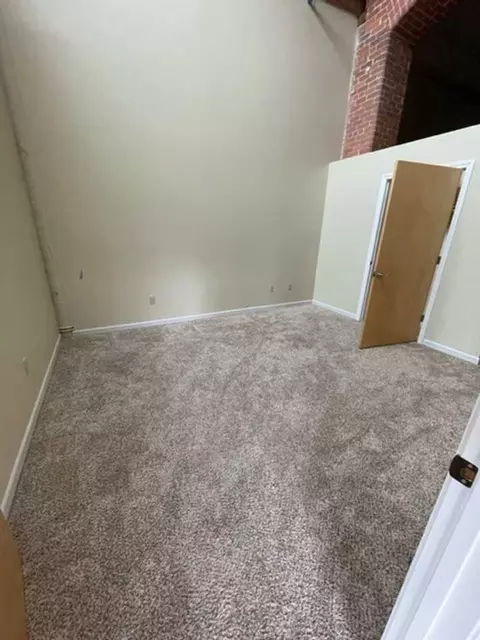 10 Manomet St, New Bedford, MA 02746