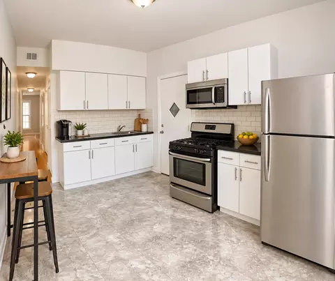 900 W Montrose Ave, Chicago, IL 60613