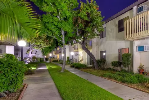 2401 W Roberta Ave, Fullerton, CA 92833