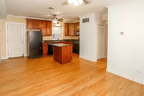 628 W Roscoe St, Chicago, IL 60657