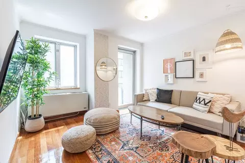209 W 20th St, New York, NY 10011