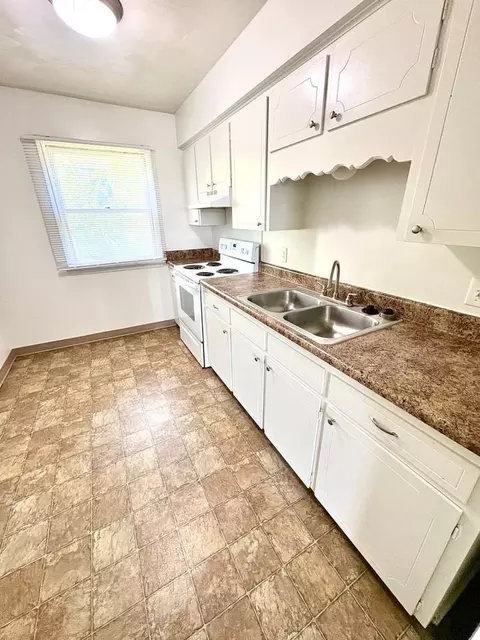 2306 Village Ct, Omaha, NE 68144