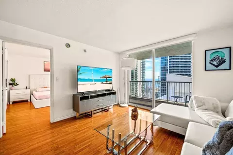1 NW 12th St, Miami, FL 33136