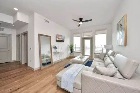 1111 Shepherd Dr, Houston, TX 77007