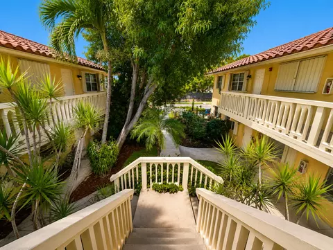 890 NW 39th St, Oakland Park, FL 33309