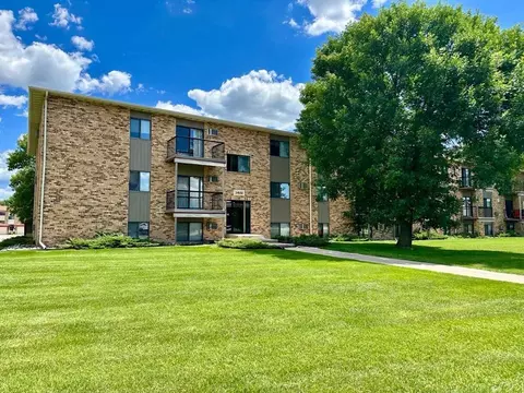1602 47th St S, Fargo, ND 58103