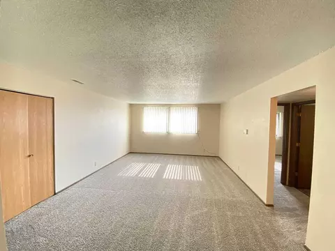3729 W 9th St, Waterloo, IA 50702