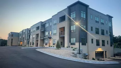 880 N Main St, Oregon, WI 53575