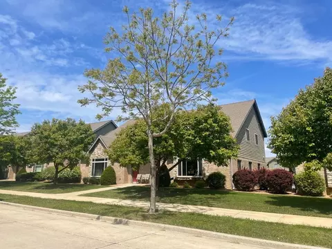 3231 3355 East Howard Ave, Saint Francis, WI 53235