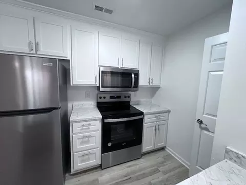 300-332 300-332 Commonwealth Court 2427 Peyton Dr, Charlottesville, VA 22901