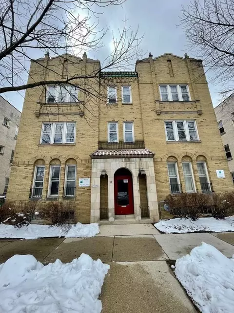 3825 N Oakland Ave, Shorewood, WI 53211