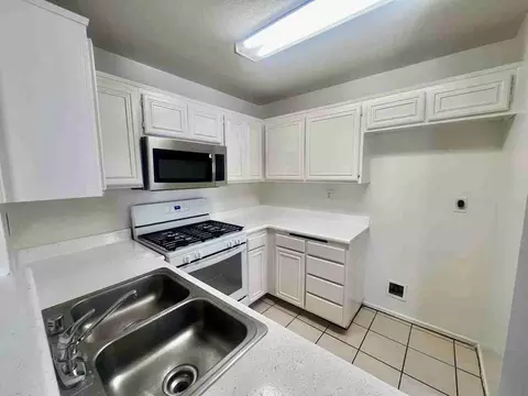 7020 Remmet Ave, Los Angeles, CA 91303