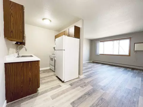 411 8th St SW, Minot, ND 58701
