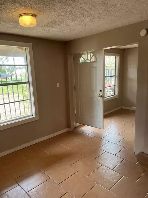 906 E Cotton St, Longview, TX 75602 photo 2