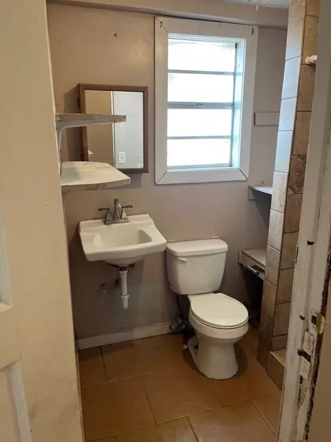 906 E Cotton St, Longview, TX 75602 photo 3