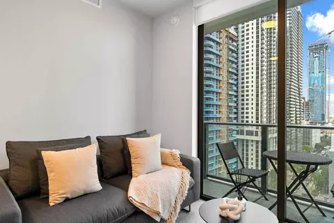 121 NE 5th St, Miami, FL 33132
