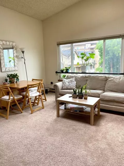 710 NE 42nd St, Seattle, WA 98105