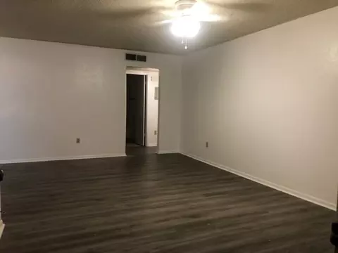 5252 Twin City Hwy, Groves, TX 77619