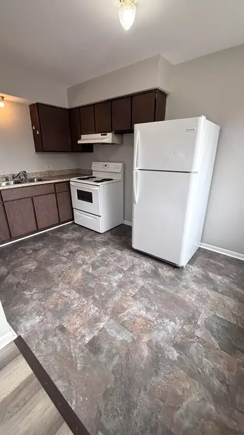 910 E Jolly Rd, Lansing, MI 48910 photo 2