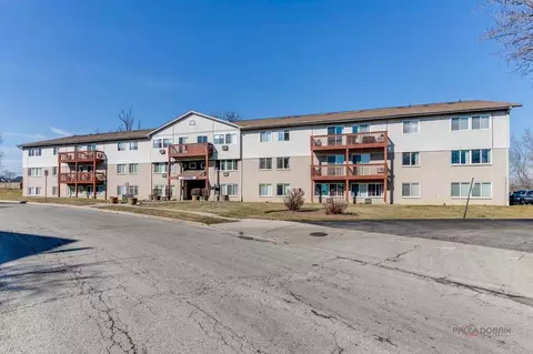550 Deepwoods Dr, Mundelein, IL 60060
