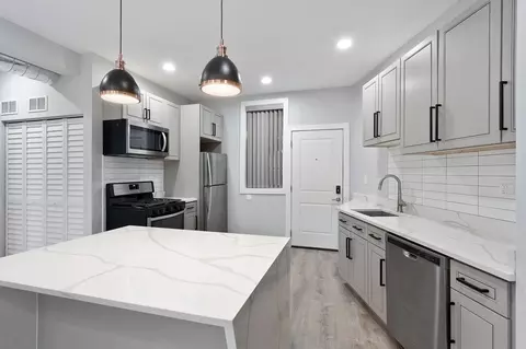 7642 N Eastlake Ter, Chicago, IL 60626