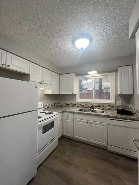 15851 E Burnside St, Portland, OR 97233