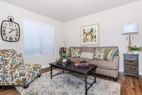 445 W Nees Ave, Fresno, CA 93711