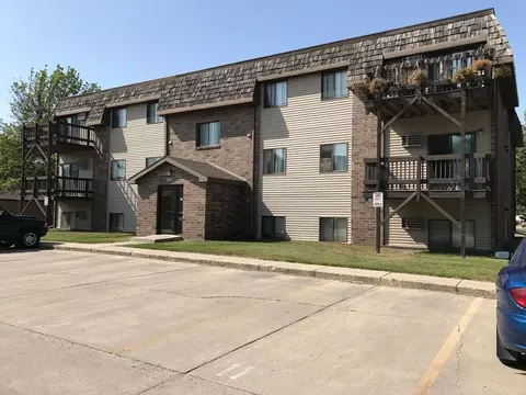 1951 S 29th St, Grand Forks, ND 58201