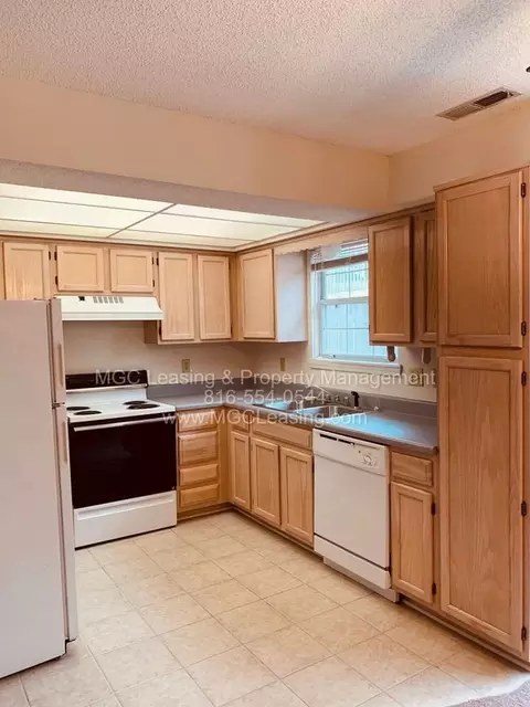 4604 NE Whispering Winds Dr, Lees Summit, MO 64064