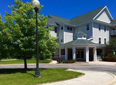 4200 S 35th St, Greenfield, WI 53221