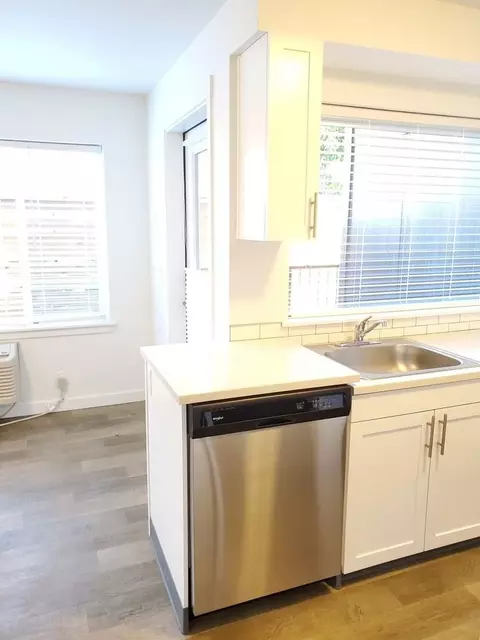 7676 N Lombard St, Portland, OR 97203