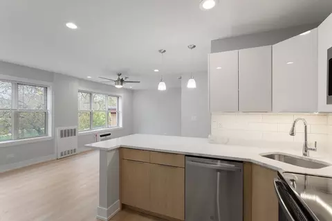 7070 N Sheridan Rd, Chicago, IL 60626