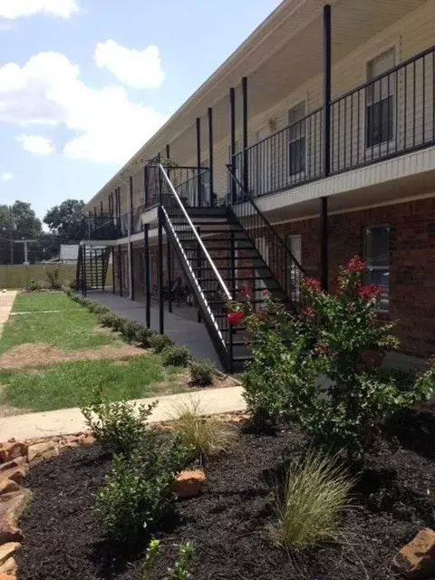 117 N 5th St, Nederland, TX 77627