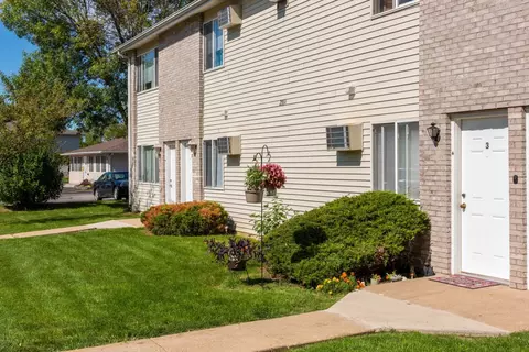 2700 E 53rd St #2708-05, Davenport, IA 52807