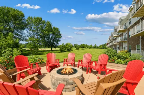 1351 Lake Dr W #323, Chanhassen, MN 55317