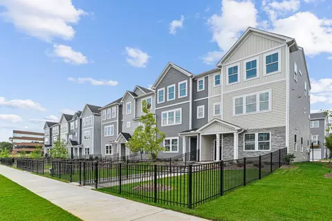 4904 Parkway Plaza Blvd #2046, Charlotte, NC 28217
