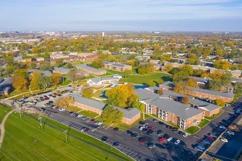 1958 W Algonquin Rd #4A, Mount Prospect, IL 60056