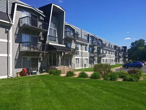956 12th St SW #211, Forest Lake, MN 55025