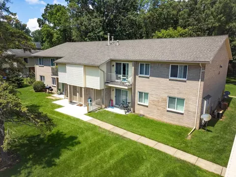 1340 Briarwood Dr #04-05, Waterford, MI 48327