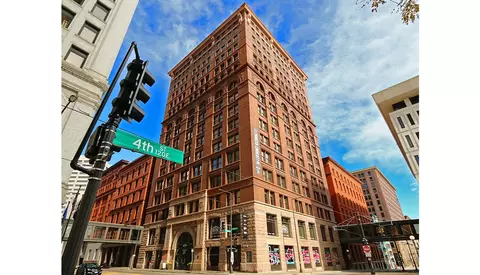 141 4th St E #0402, Saint Paul, MN 55101