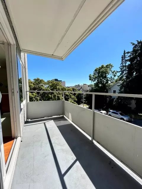 4214 11th Ave NE #304, Seattle, WA 98105