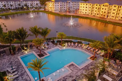120 Bedzel Cir #03-302, Naples, FL 34104