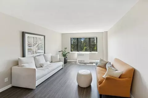 735 SW Saint Clair Ave #1704, Portland, OR 97205