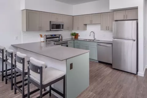 110 N Tomahawk Island Dr #261, Portland, OR 97217